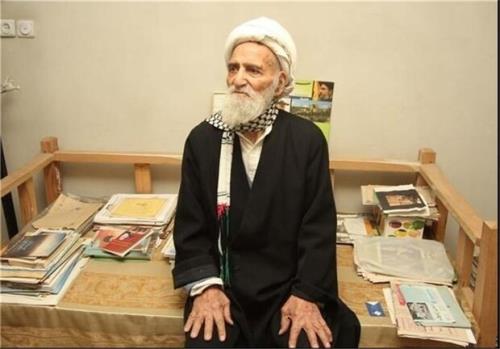 تنها عضو معمم کانون نویسندگان که از پیشگامان پشتیبانی از فلسطین بود