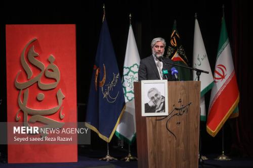 شعر می تواند سد محکمی برای پاسداری از انقلاب باشد