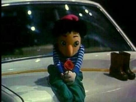 کلاه قرمزی از دل یک مورچه درآمد و ناگهان غیب شد!