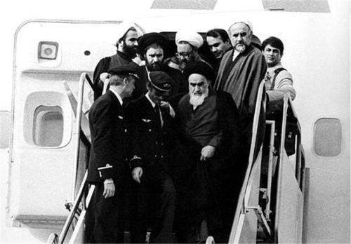 مردی که کلمات را سلاح کرد انقلاب بیشتر از سیاسی بودن هنر بود