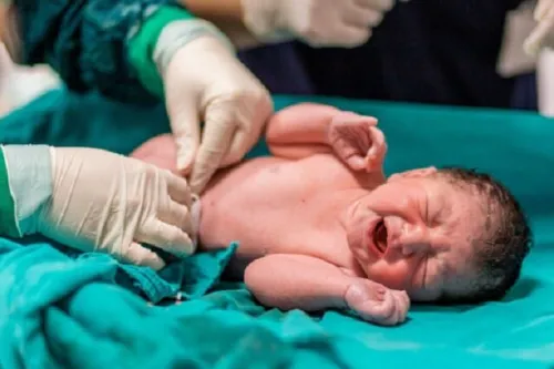 کاهش اضطراب و ترویج زایمان طبیعی با حضور همسر در اتاق زایمان