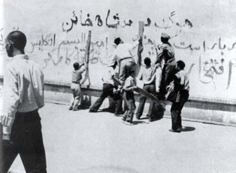 مانیفست انقلاب بر دیوارهای شهر